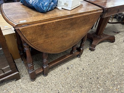 Lot 366 - 20th Century oval oak drop leaf dining table