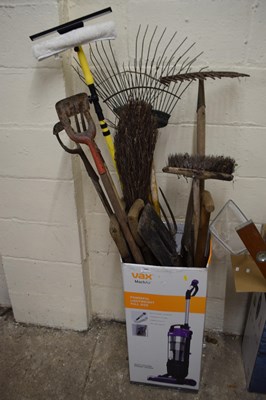 Lot 1000 - Mixed quantity of garden hand tools to include...