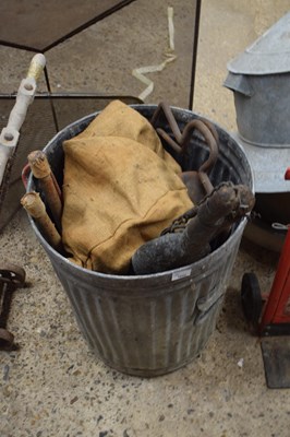 Lot 1043 - A galvanised bin together with various shed...