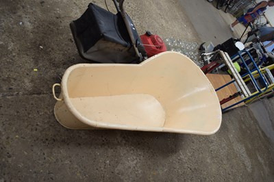 Lot 1083 - A vintage tin bath