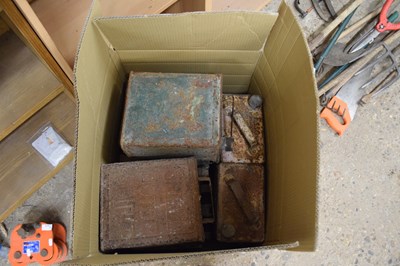 Lot 1103 - Mixed lot of various vintage fuel cans, Esso,...