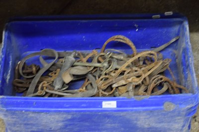 Lot 1105 - Mixed box of various vintage horse tack