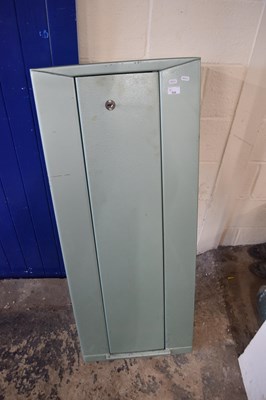 Lot 926 - Metal gun cabinet