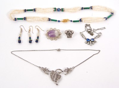 Lot 428 - A quantity of assorted jewellery, to include a...