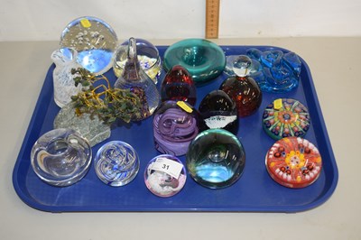 Lot 31 - Mixed Lot: Various assorted paperweights and...