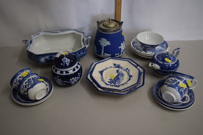 Lot 34 - Mixed Lot: Various blue and white table wares...