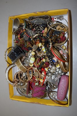 Lot 98 - Tray of assorted bangles and costume jewellery