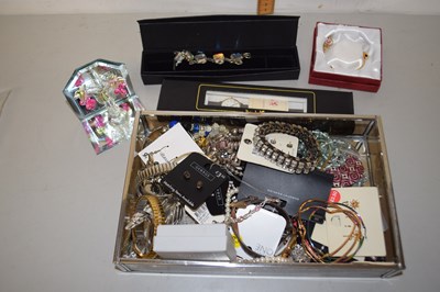 Lot 111 - Bag of assorted costume jewellery