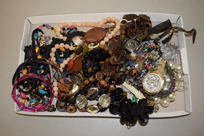 Lot 113 - Tray of various assorted costume jewellery