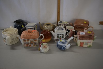 Lot 187 - Mixed Lot: Various novelty teapots, Wedgwood...