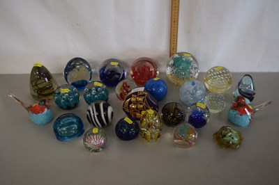 Lot 212 - Collection of various assorted paperweights