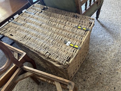 Lot 306 - A large wicker hamper