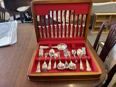 Lot 781 - Canteen containing various cutlery