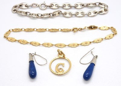 Lot 157 - A mixed lot of gold and silver jewellery: to...