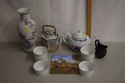 Lot 29 - Mixed Lot: Reproduction Chinese vase and other...