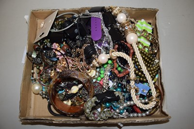 Lot 69 - Box of costume jewellery