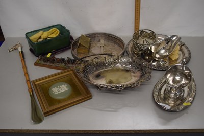 Lot 87 - Mixed Lot: Various silver plated items,...