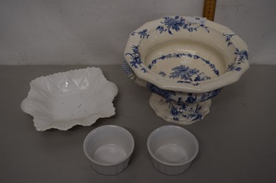 Lot 92 - A blue and white pedestal bowl plus other...