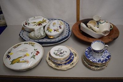 Lot 99 - Mixed Lot: Various ceramics to include RoyaL...