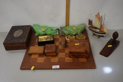 Lot 129 - Mixed Lot: Chess board, various trinket boxes,...