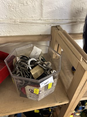 Lot 507 - Box of various assorted keys