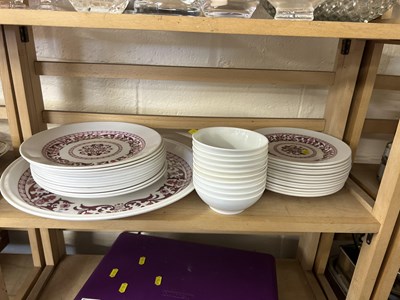 Lot 559 - Quantity of plastic dinner wares