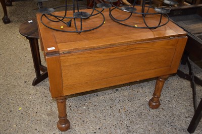 Lot 241 - Early 20th Century oak drop leaf dining table