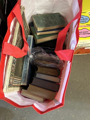 Lot 581 - A bag of assorted mixed books