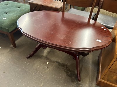 Lot 689 - A mahogany effect coffee table