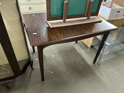 Lot 693 - An extending dining table