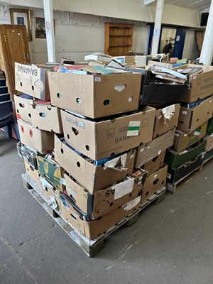 Lot 706 - A pallet of assorted books