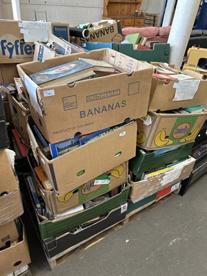 Lot 707 - A pallet of assorted books