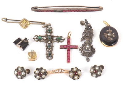 Lot 343 - A mixed lot of jewellery to include a calibre...