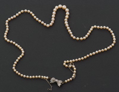 Lot 320 - A cultured pearl necklace and diamond bow...