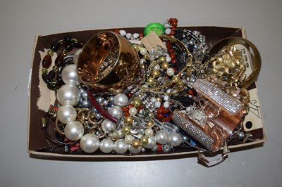 Lot 115 - Box of assorted costume jewellery