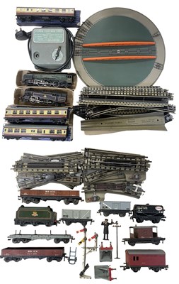 Lot 75 - A collection of Hornby Dublo 00 gauge rolling...