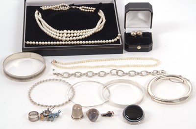 Lot 439 - A mixed lot of jewellery: to include a three...