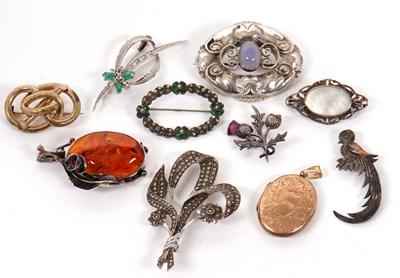 Lot 416 - A mixed lot of brooches: to include a...