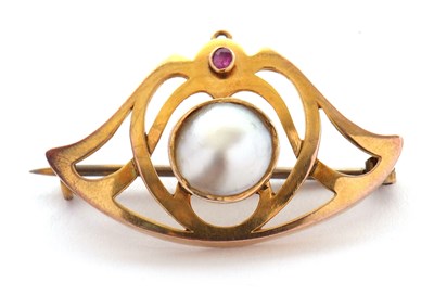 Lot 165 - An Art nouveau brooch, the central round...