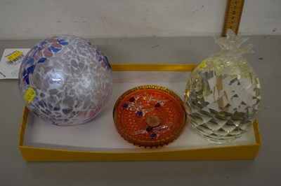 Lot 78 - Mixed Lot: Glass pineapple, glass candle...