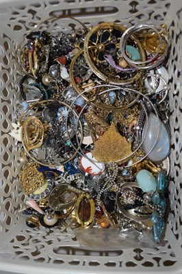 Lot 121 - Basket of assorted costume jewellery