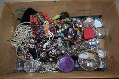 Lot 123 - Box of assorted costume jewellery