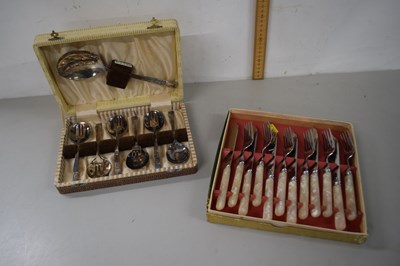 Lot 195 - A cutlery set with mother of pearl type handles