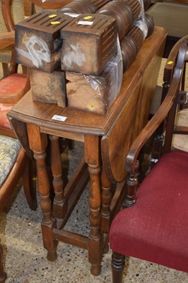 Lot 349 - An oak drop leaf dining table