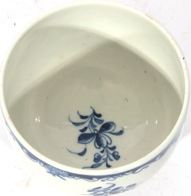 Lot 94 - Lowestoft Porcelain sucrier and cover