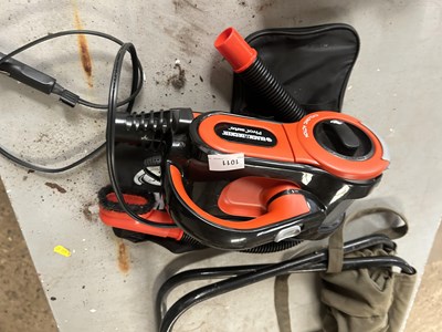 Lot 1011 - Black & Decker portable hoover