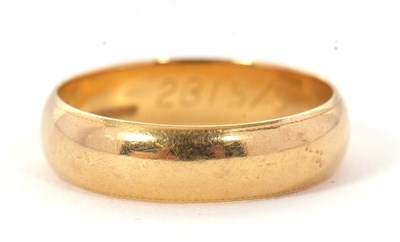 Lot 131 - An 18ct wedding band, hallmarked Birmingham...