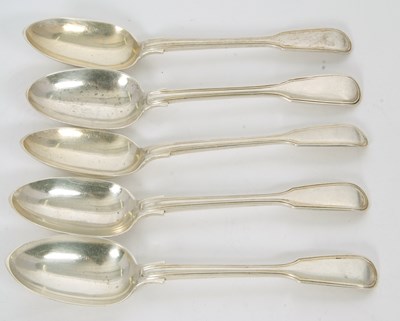 Lot 36 - Five matching Victorian dessert spoons, fiddle...