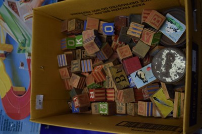 Lot 522 - A mixed lot of vintage wooden building blocks,...