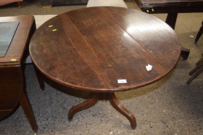 Lot 323 - Georgian oak supper table with circular top,...